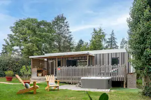 Camping Sandaya Port Manech Camping Le Saint Nicolas - Außenansicht Mobilheim mit Whirlpool