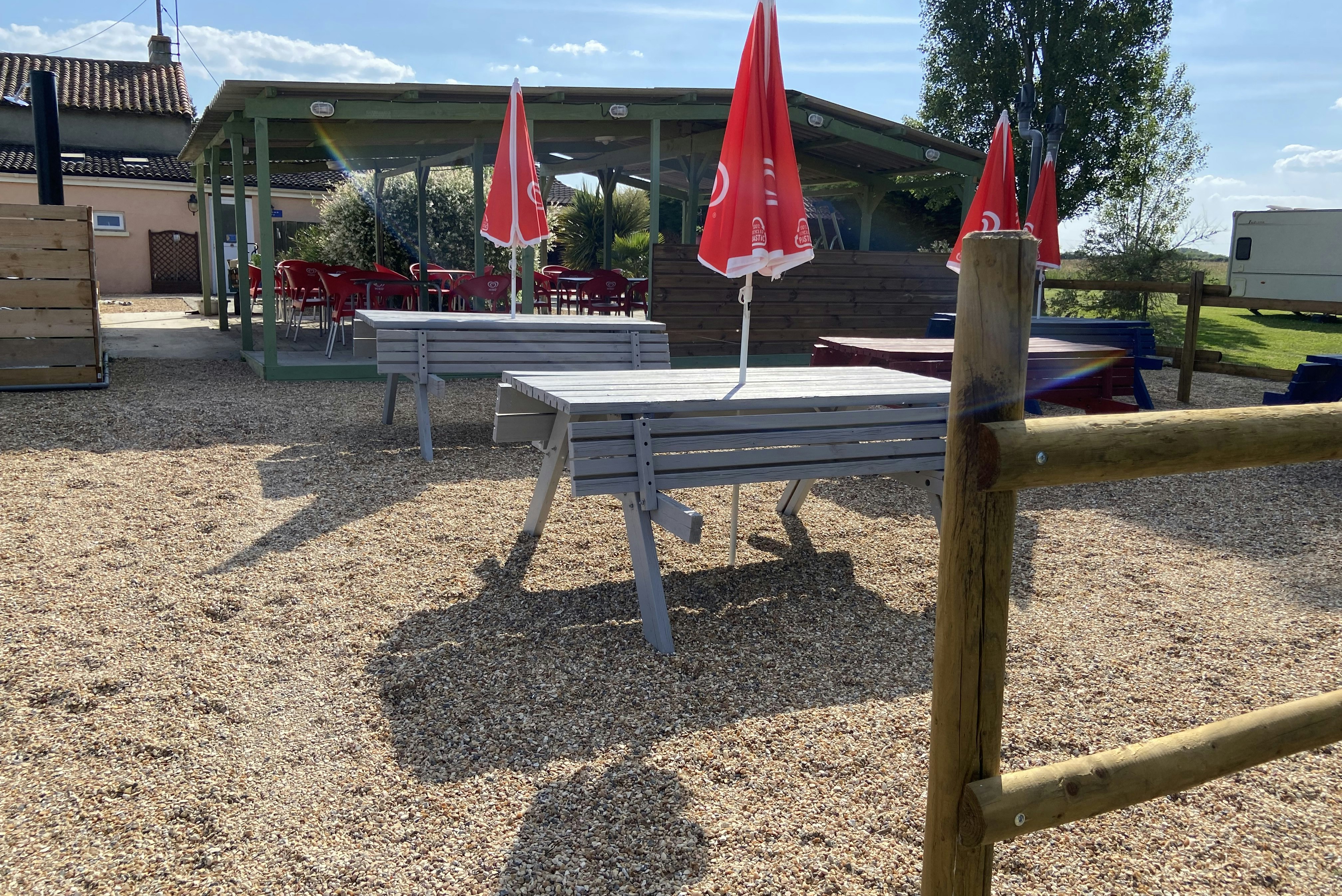 Camping Le Serpolin - Grillstelle und Terrasse der Snackbar auf dem Campingplatz