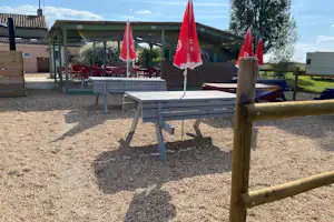 Camping Le Serpolin - Grillstelle und Terrasse der Snackbar auf dem Campingplatz