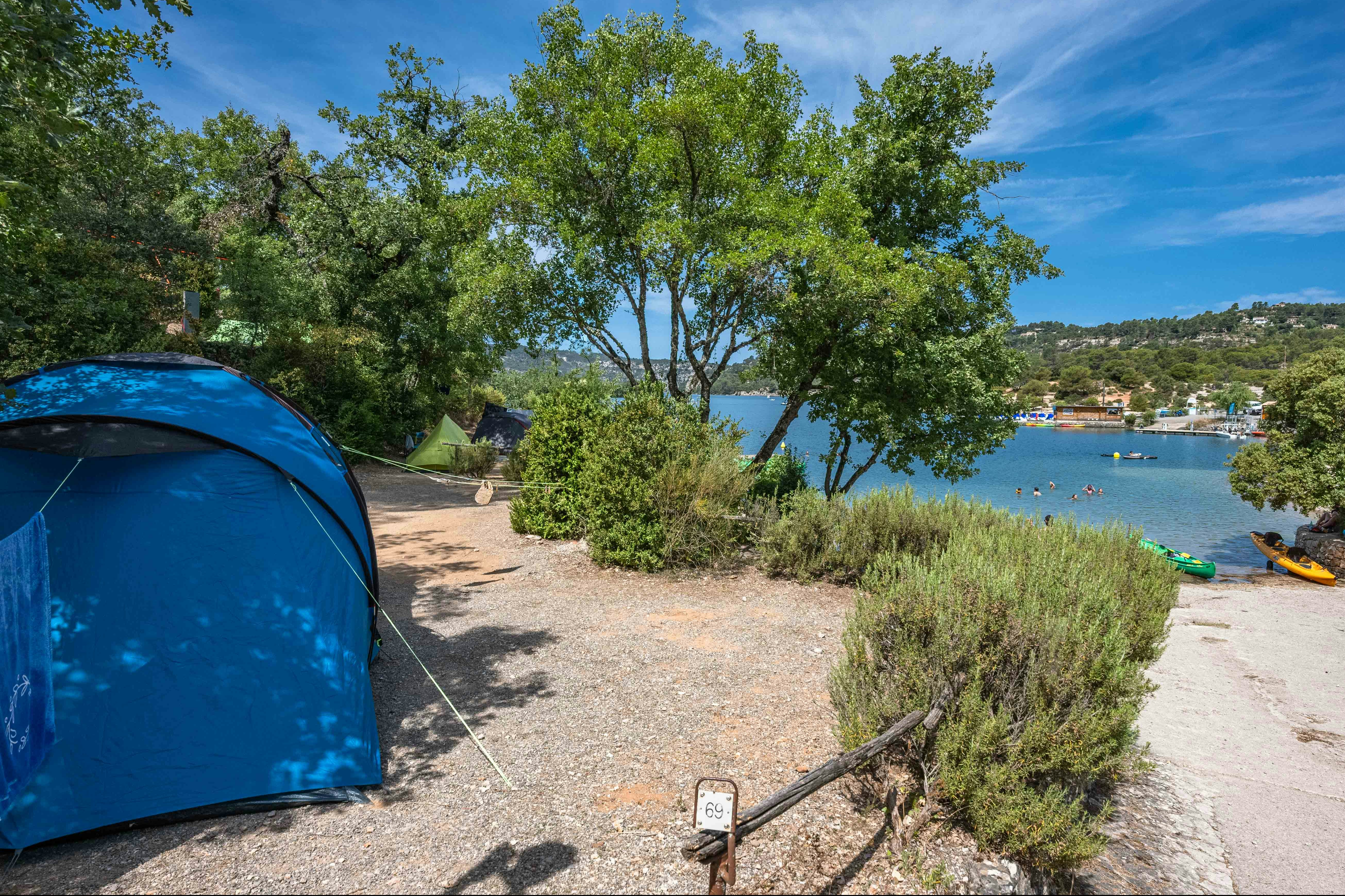 Campasun Camping Le Soleil - Standplatz mit Zelt am Wasser