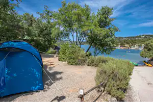 Campasun Camping Le Soleil - Standplatz mit Zelt am Wasser