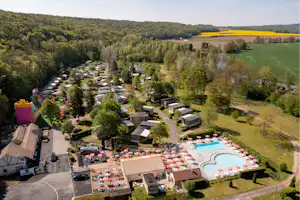 Camping Le Soleil de Crécy Vogelperspektive auf das Gelände des Campingparks mit Pools und Hüpfburgen