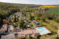 Camping Le Soleil de Crécy Vogelperspektive auf das Gelände des Campingparks mit Pools und Hüpfburgen