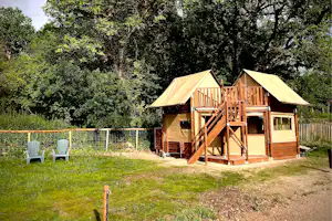 Camping Le Soleil des Bastides - Glamping Zelt im Grünen auf dem Campingplatz