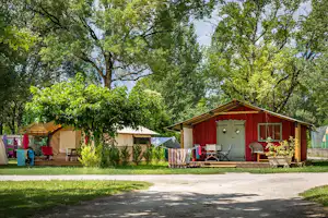 Camping Le Soleil des Bastides - Mobilheim mit Veranda auf dem Campingplatz