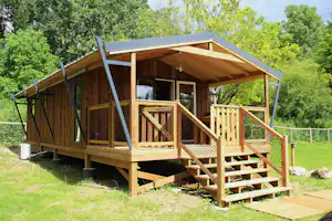 Camping Le Soleil des Bastides - Chalet mit Terrasse