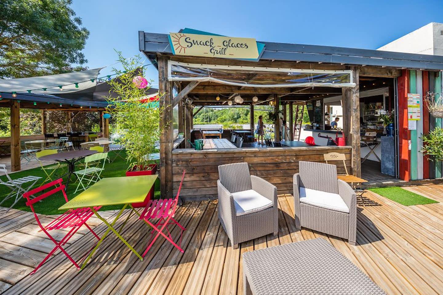 Camping Le Soleil des Bastides - Snack bar und Terrasse auf dem Campingplatz