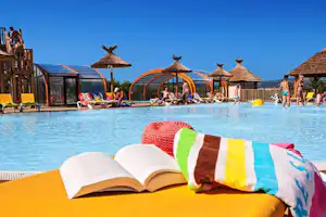 Camping Le Soleil Fruité - Pool vom Campingplatz mit Sonnenschirmen und Liegestühlen