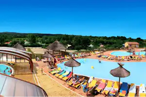 Camping Le Soleil Fruité - Poolbereich vom Campingplatz mit überdachtem Pool, Kinderbecken und Liegestühlen