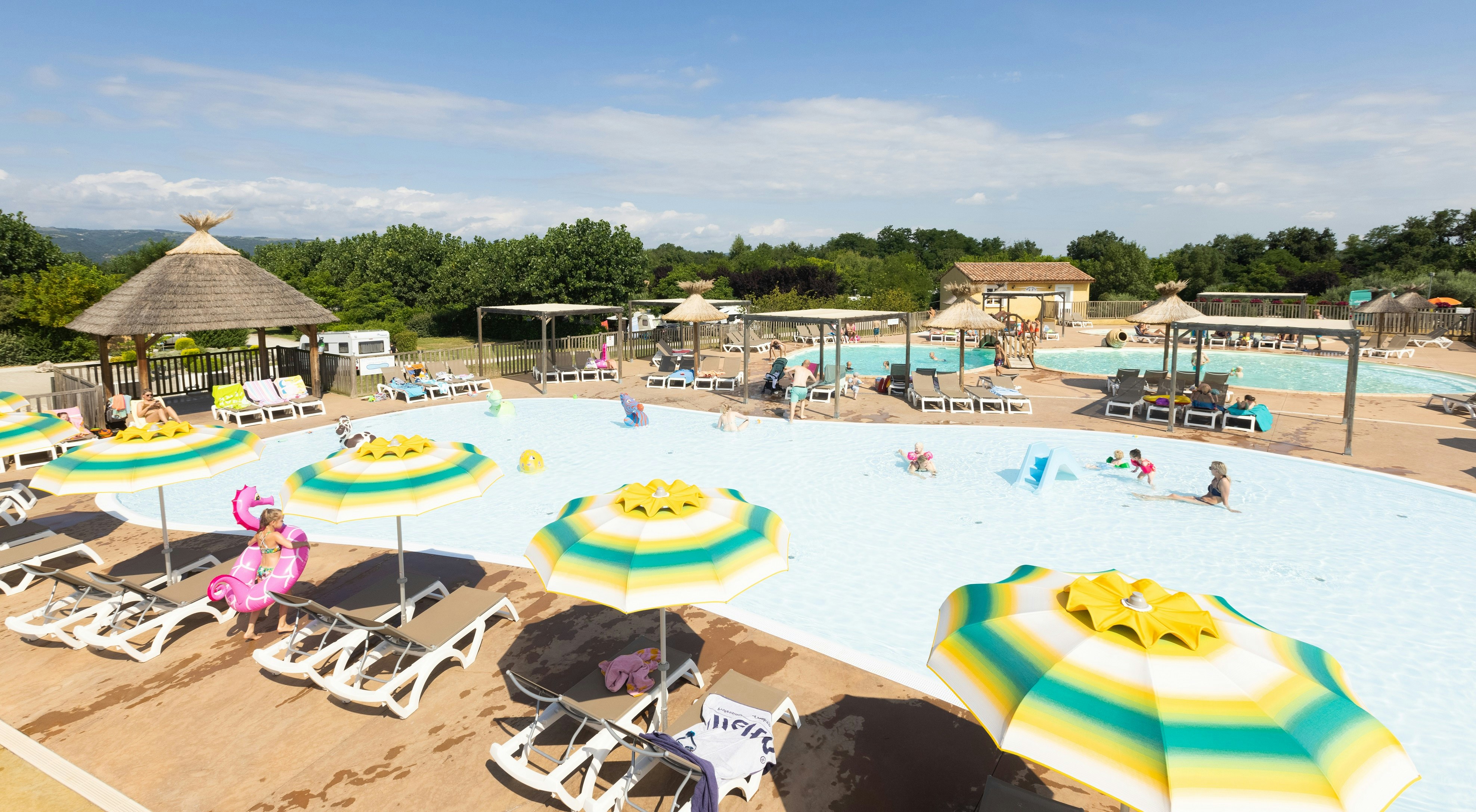Camping Le Soleil Fruité  - Pool im Freien mit Liegestühlen und Sonnenschirmen