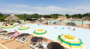 Camping Le Soleil Fruité - Pool im Freien mit Liegestühlen und Sonnenschirmen