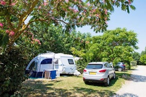 Camping Le Soleil Fruité - Wohnwagen- und Zeltstellplatz vom Campingplatz auf grüner Wiese