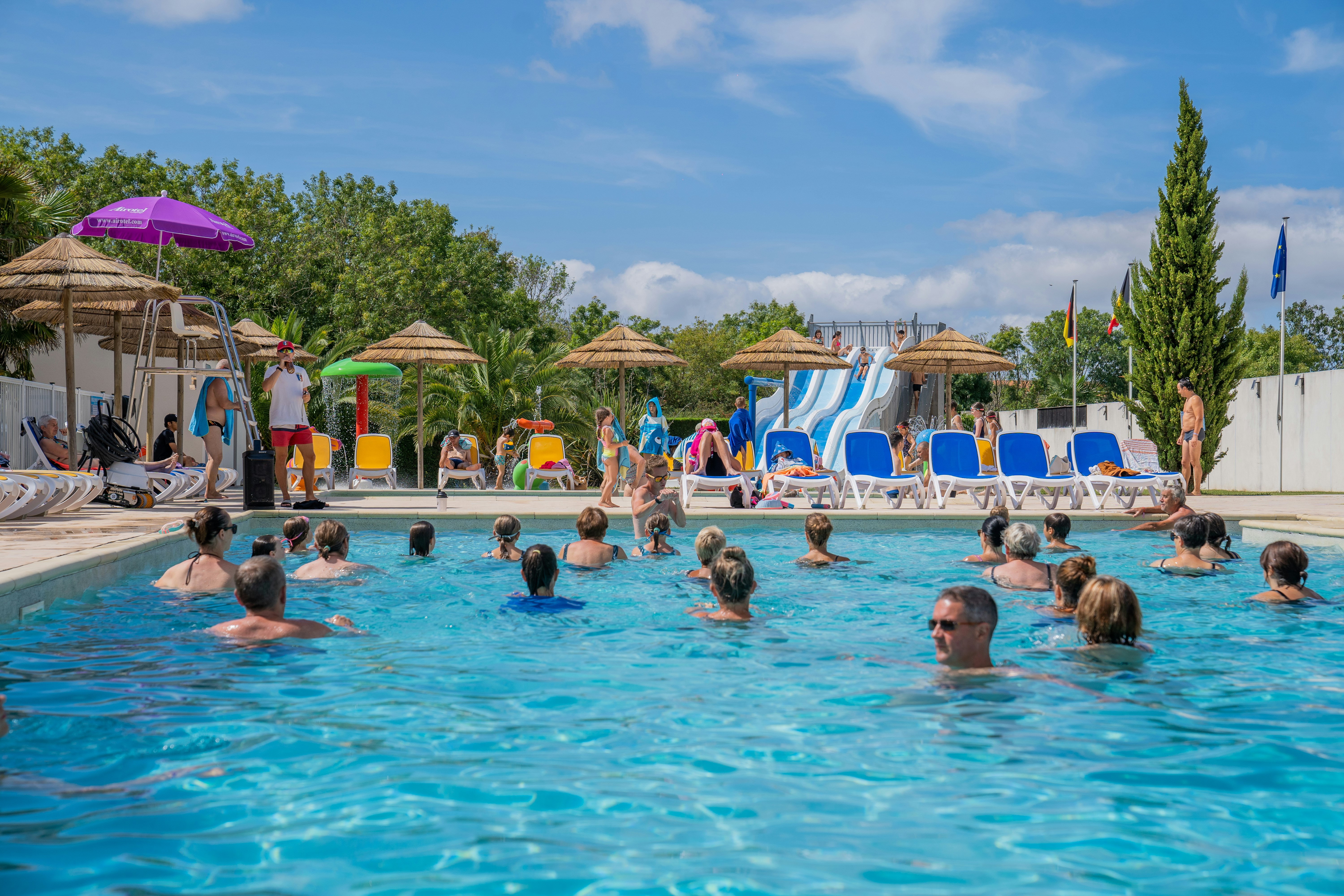 Camping Le Soleil Levant-Ribes  - Pool im Freien mit Liegestühlen und Sonnenschirmen