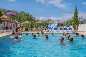 Camping Le Soleil Levant-Ribes - Pool im Freien mit Liegestühlen und Sonnenschirmen