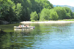 Camping Le Soleil Rouge - Cmaper auf einer Holzinsel auf dem Fluss Le Doux in der Nähe des Campingplatzes