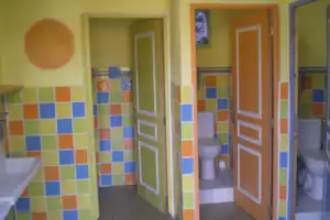 Camping Le Soleil Rouge - Toilettenkabinen im Sanitärbereich des Campingplatzes