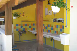 Camping Le Soleil Rouge - Waschbecken des Sanitärberichs im Freien