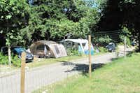 Camping Le Soleil Rouge - Wohnwagen- und Zeltstellplatz an einer Strasse auf dem Campingplatz