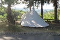 Camping Le Soleil Rouge - Zelt auf einem Stellplatz unter Bäumen