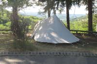 Camping Le Soleil Rouge - Zelt auf einem Stellplatz unter Bäumen
