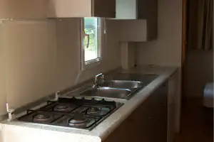 Camping Le Sorgenti - Küche in einem Mobilheim
