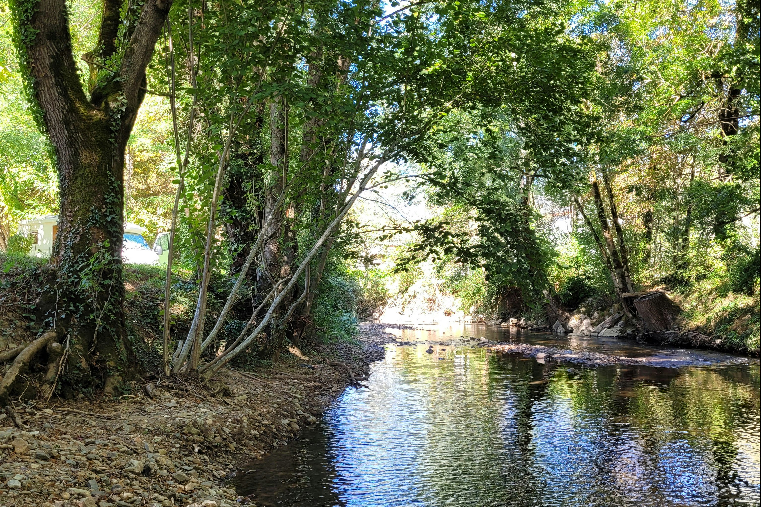 camping Le Soulhol - Blick auf den Fluss am Campingplatz