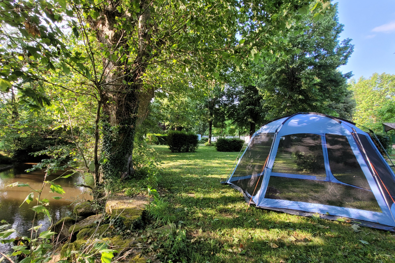 camping Le Soulhol - Standplatz am Ufer des Flusses