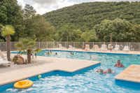 Camping Le Sous Bois - Schwimmbad mit Bergblick