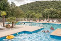 Camping Le Sous Bois - Schwimmbad mit Bergblick
