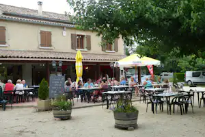 Camping Le Sous Perret - Gäste an der Bar auf dem Campingplatz