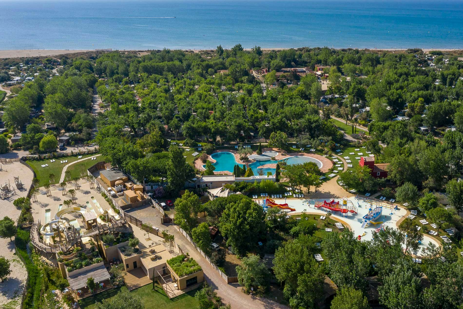 Yelloh! Village Le Sérignan Plage  - Luftaufnahme des Campingplatzes am Strand