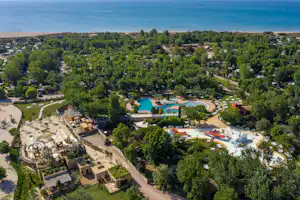 Yelloh! Village Le Sérignan Plage - Luftaufnahme des Campingplatzes am Strand