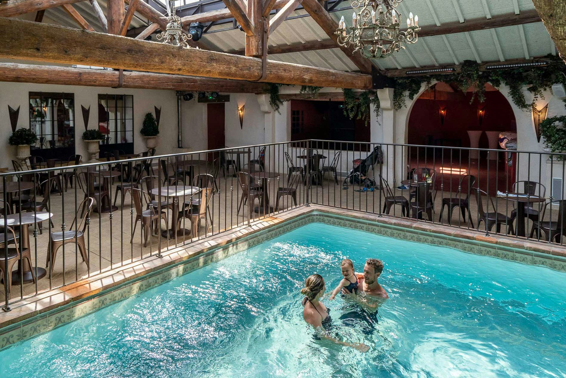 Yelloh! Village Le Sérignan Plage - Familie im überdachten Pool des Campingplatzes