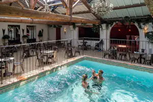 Yelloh! Village Le Sérignan Plage - Familie im überdachten Pool des Campingplatzes