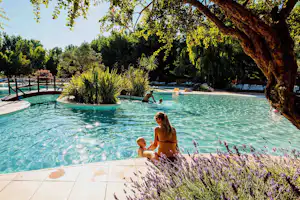 Yelloh! Village Le Sérignan Plage - Pool im Freien auf dem Campingplatz