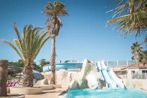Camping Le Suroit - Poolbereich vom Campingplatz mit Wasserrutsche