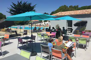 Camping LE SUROIT - Restaurant vom Campingplatz mit Terrasse am Pool