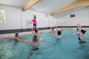 Camping LE SUROIT - Animation im Pool vom Campingplatz