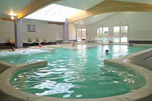 Camping LE SUROIT - Indoor Pool vom Campingplatz