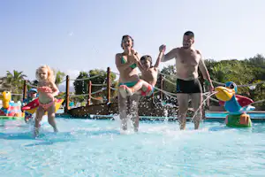 Camping Leï Suves - Camper Familie im Kinderbecken vom Poolbereich auf dem Campingplatz