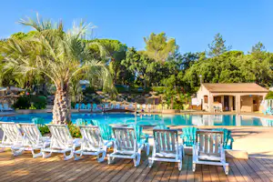 Camping Leï Suves - Pool vom Campingplatz mit Liegestühlen in der Sonne