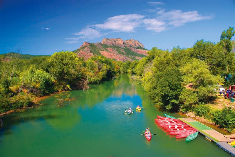 Camping Leï Suves  - Kayak fahren auf dem Fluss am Campingplatz mit Blick auf die Berge