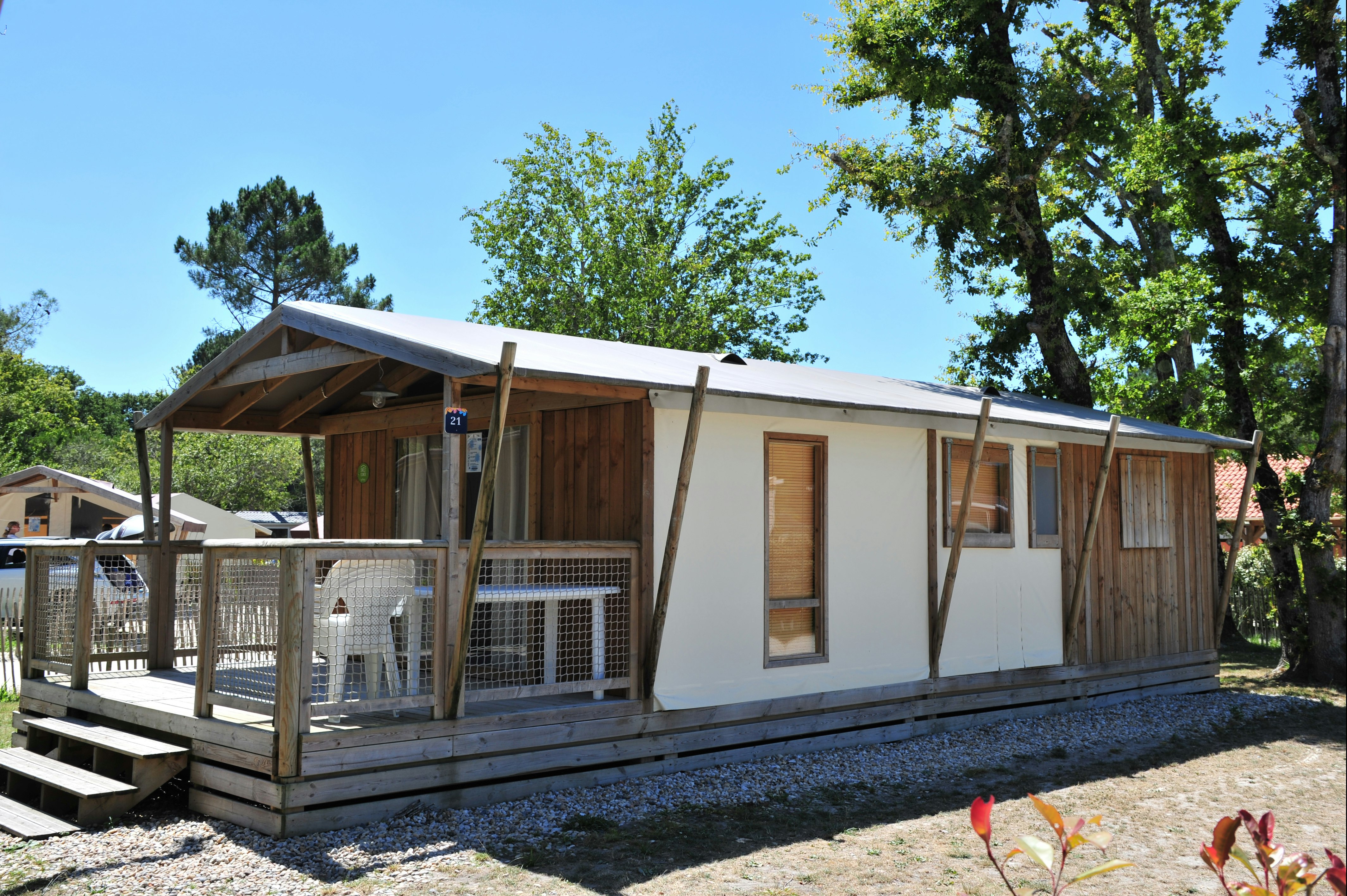 Camping Le Tastesoule  - Mobilheim mit Terrasse auf dem Campingplatz