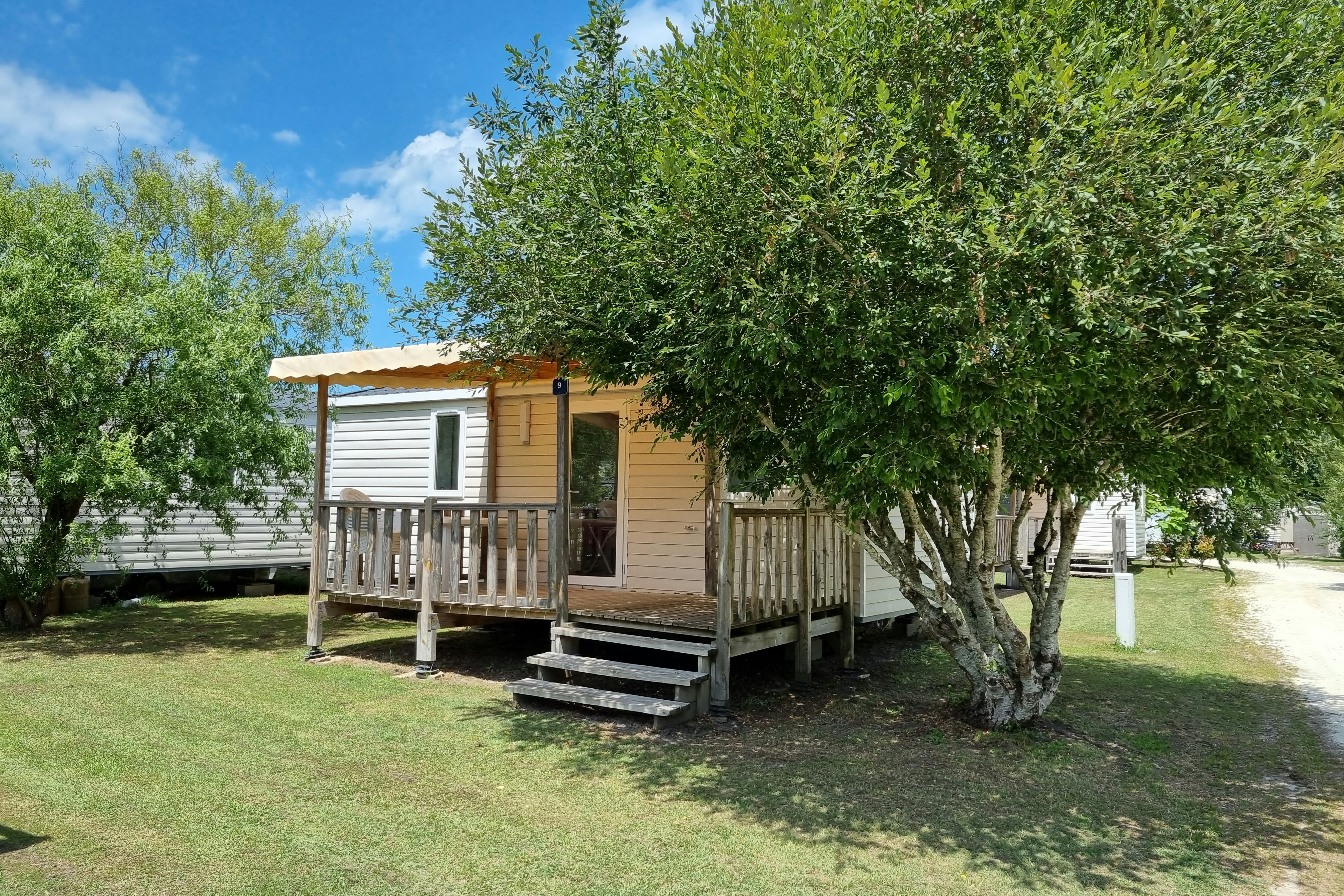 Camping Le Tastesoule  - Mobilheim mit Terrasse auf dem Campingplatz