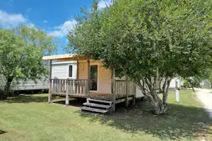 Camping Le Tastesoule - Mobilheim mit Terrasse auf dem Campingplatz