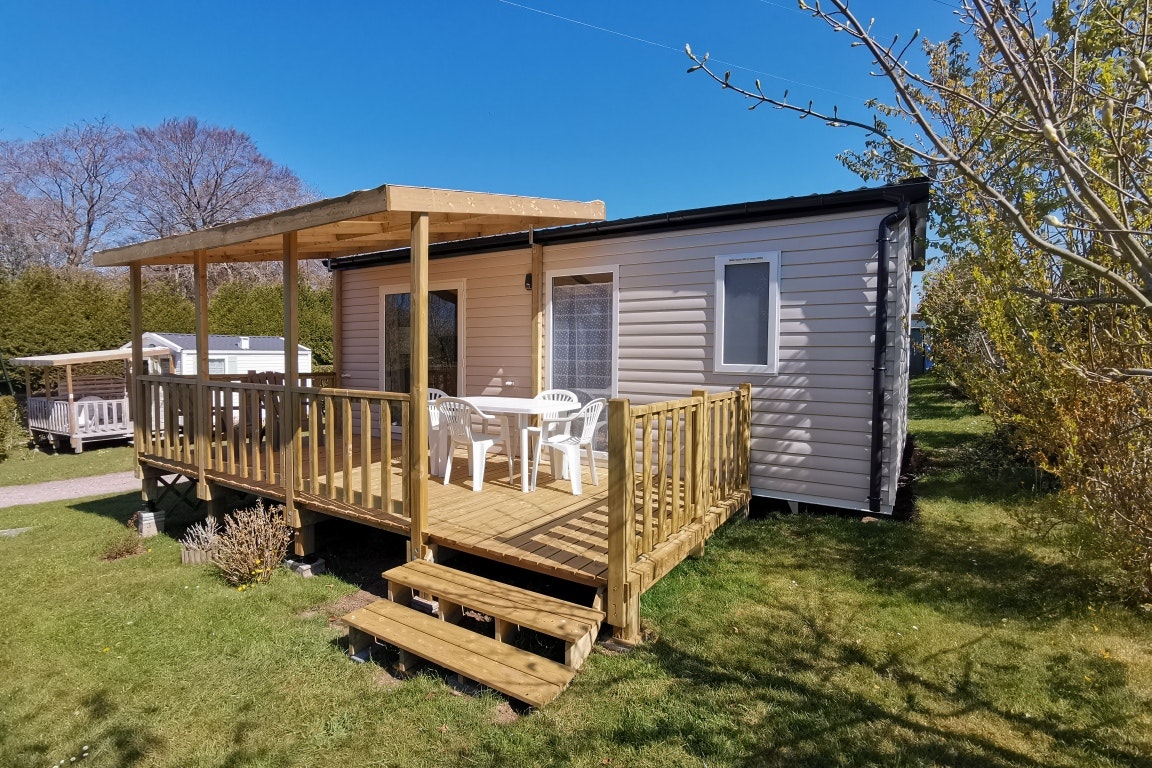 Camping Le Tastesoule  - Mobilheim mit Terrasse auf dem Campingplatz