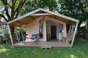 Flower Camping Le Temps de Vivre - Blick auf ein Glamping-Zelt mit Terrasse