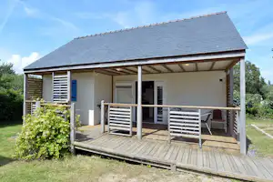 Camping Le Tindio - Mobilheim mit Veranda auf dem Campingplatz