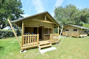 Camping Le Tindio - Mobilheim mit Veranda auf dem Campingplatz