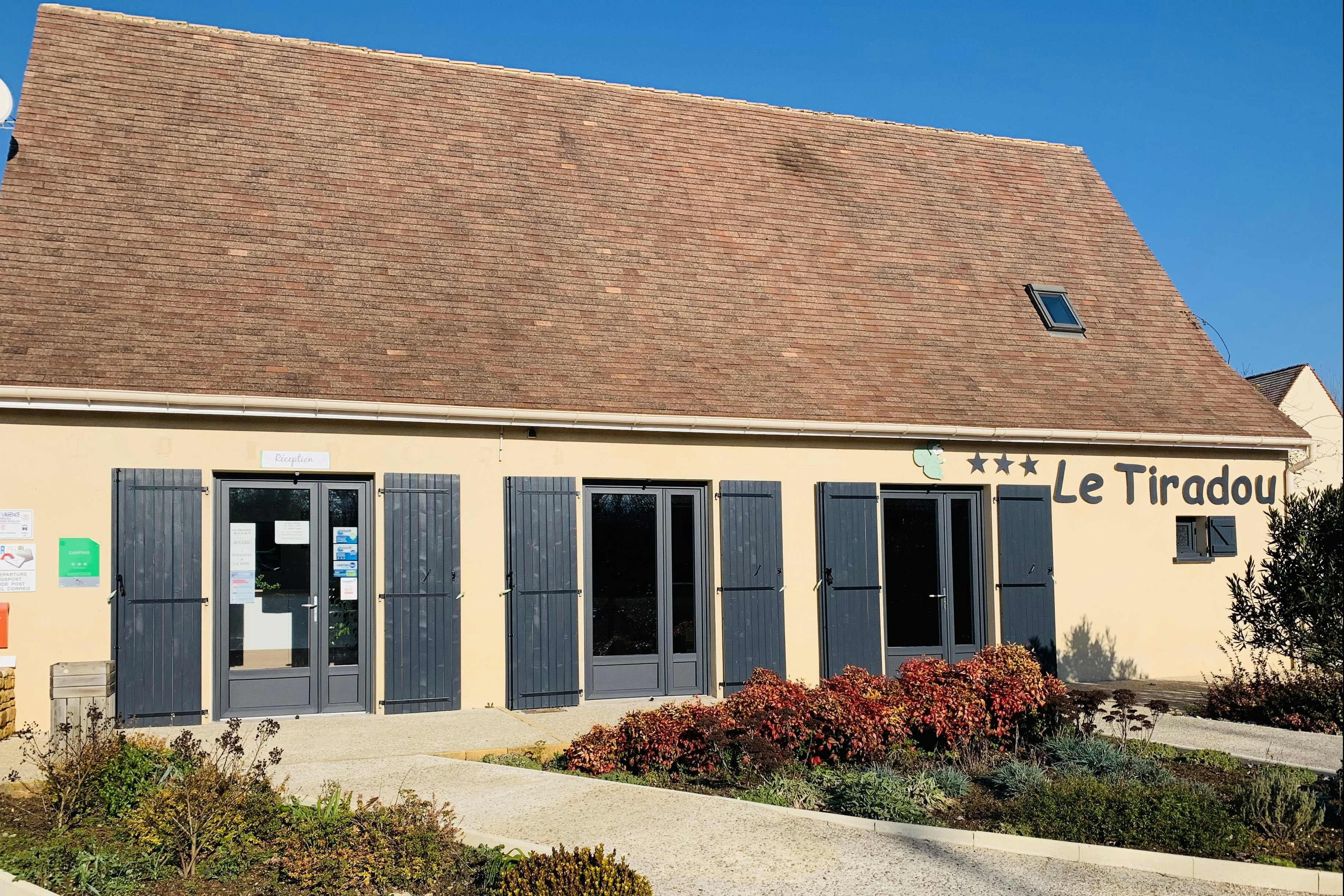Camping Le Tiradou - Außenansicht des Rezeptionsgebäudes